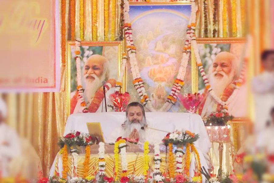 Brahmachari Girish Ji is offering Pushpanjali during performing Shri Guru Paduka pujan on the occasion of gyan yug diwas on 12 jan. 2013